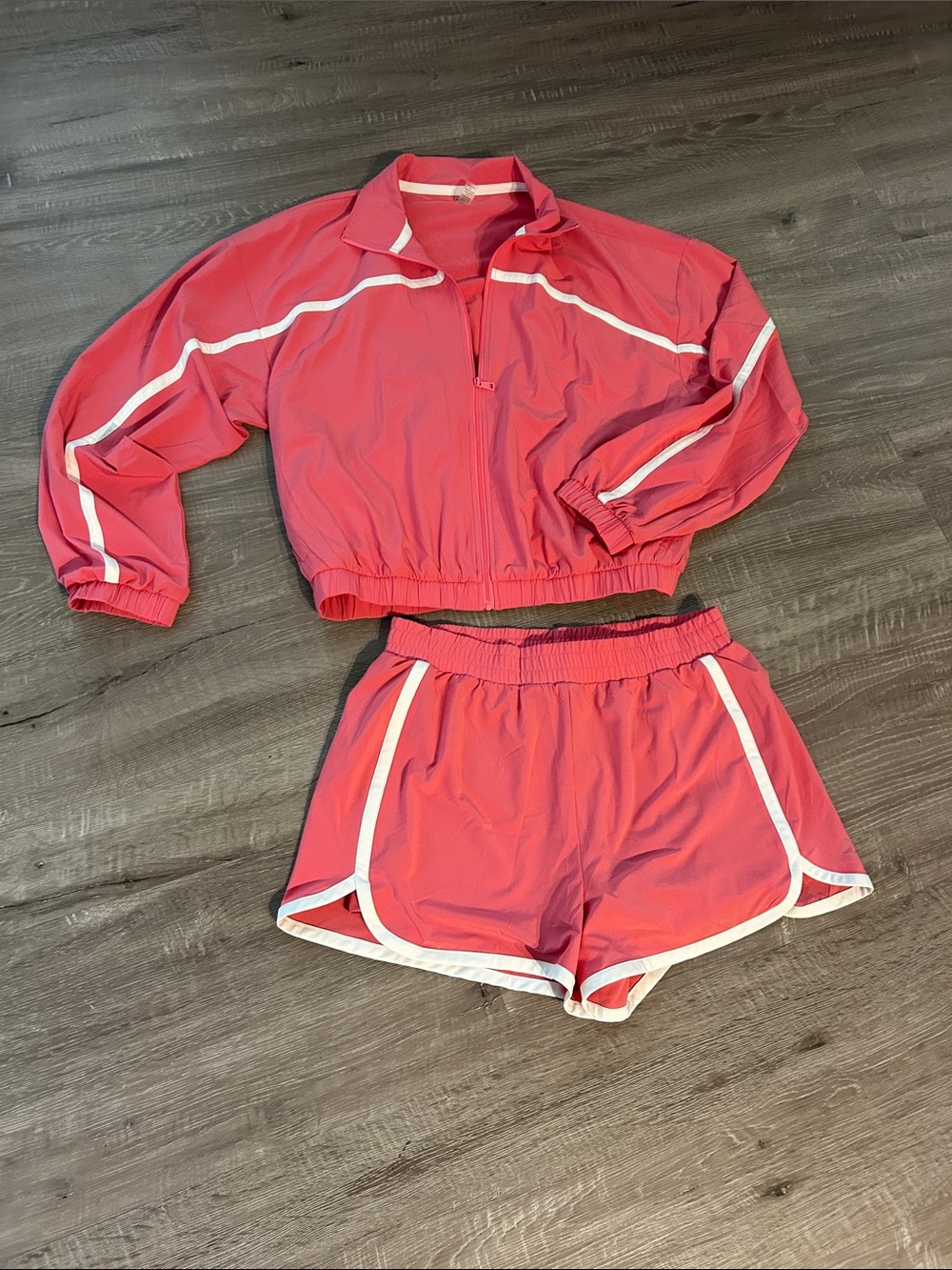Beyond Yoga CoralAthletic Two-Piece Set with White Trim